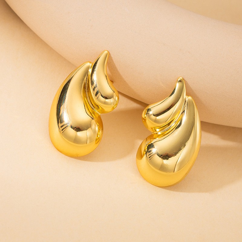 물방울 모양의 귀걸이