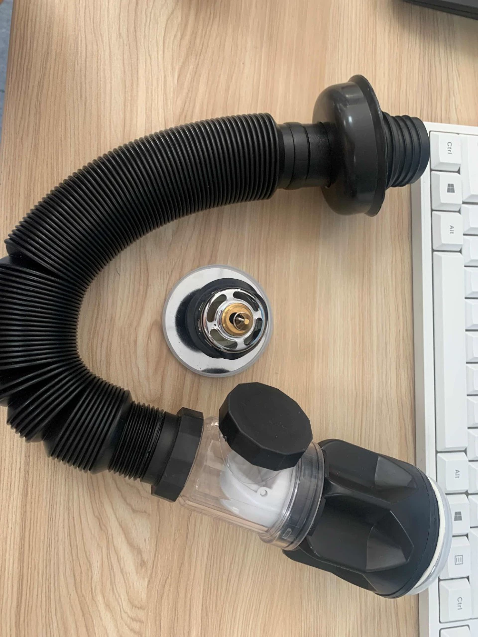 Черный бассейн горизонтального и вертикального ряда подпрыгивает в воду