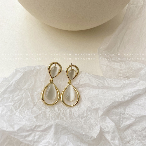 Korean fashion large cat eye earrings, simple French retro style, Internet celebrity personality water drop earrings, temperament, slimming face