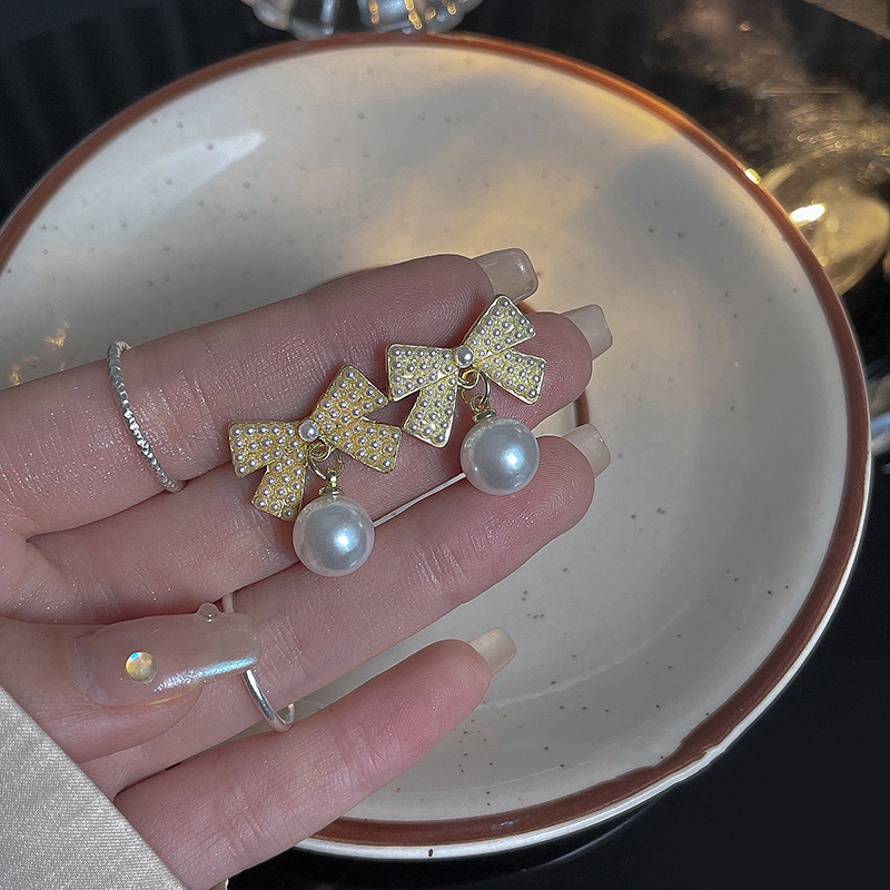 Retro estilo de estilo de puerto pernos femeninos 2025 nuevo popularidad en línea nicho de alta sensación pendientes orejetas de oro versátiles