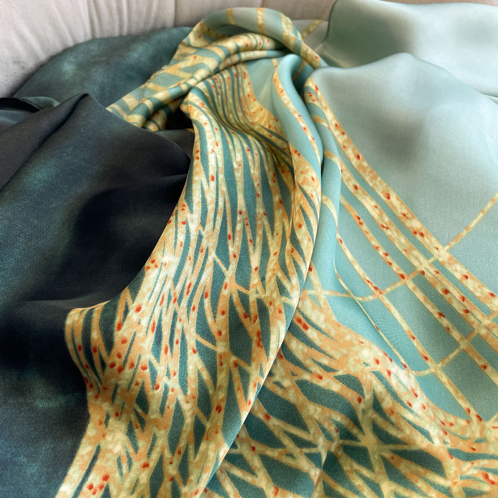 Écharpe longa de cetim de seda para mulher estampada floral_voghion.com