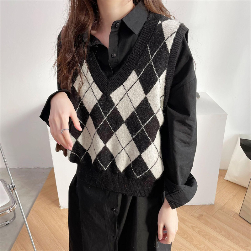 Retro diamond-shaped Plaid knitted vest for women autumn and winter New style outer sleeveless sweater V-neck stacked jacquard vest outer wear
