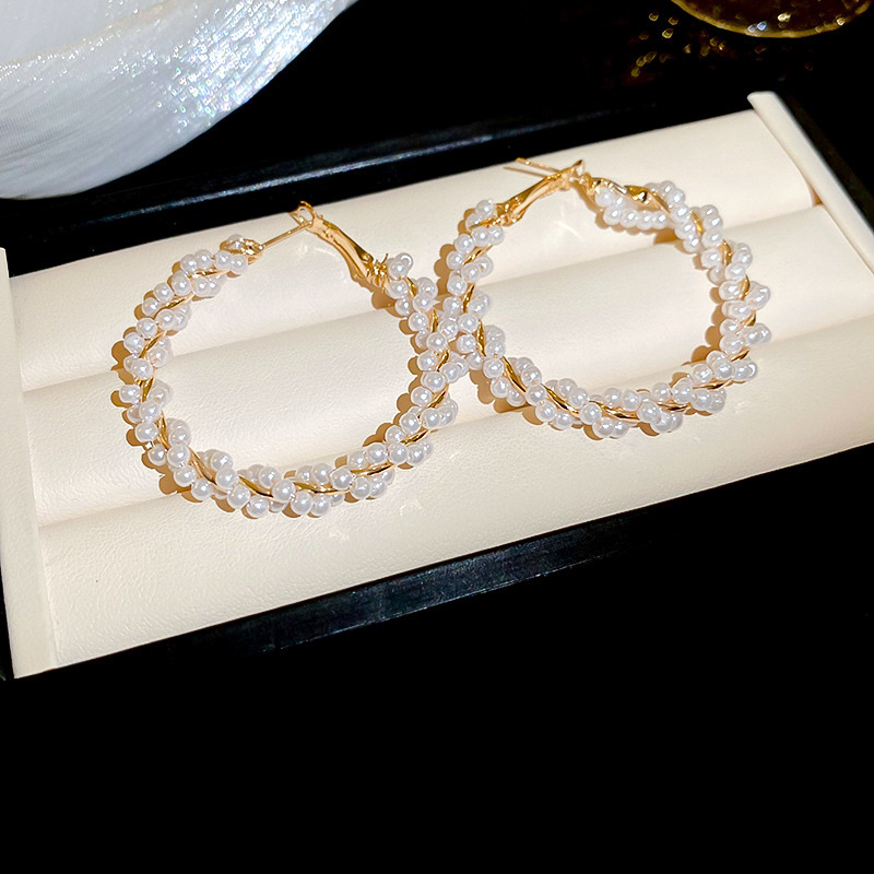 Pendientes de perlas artificiales de mariposa de aguja de plata Pendientes de todo fósforo de nicho retro femenino Pendientes de temperamento de moda Lujo ligero de alta gama