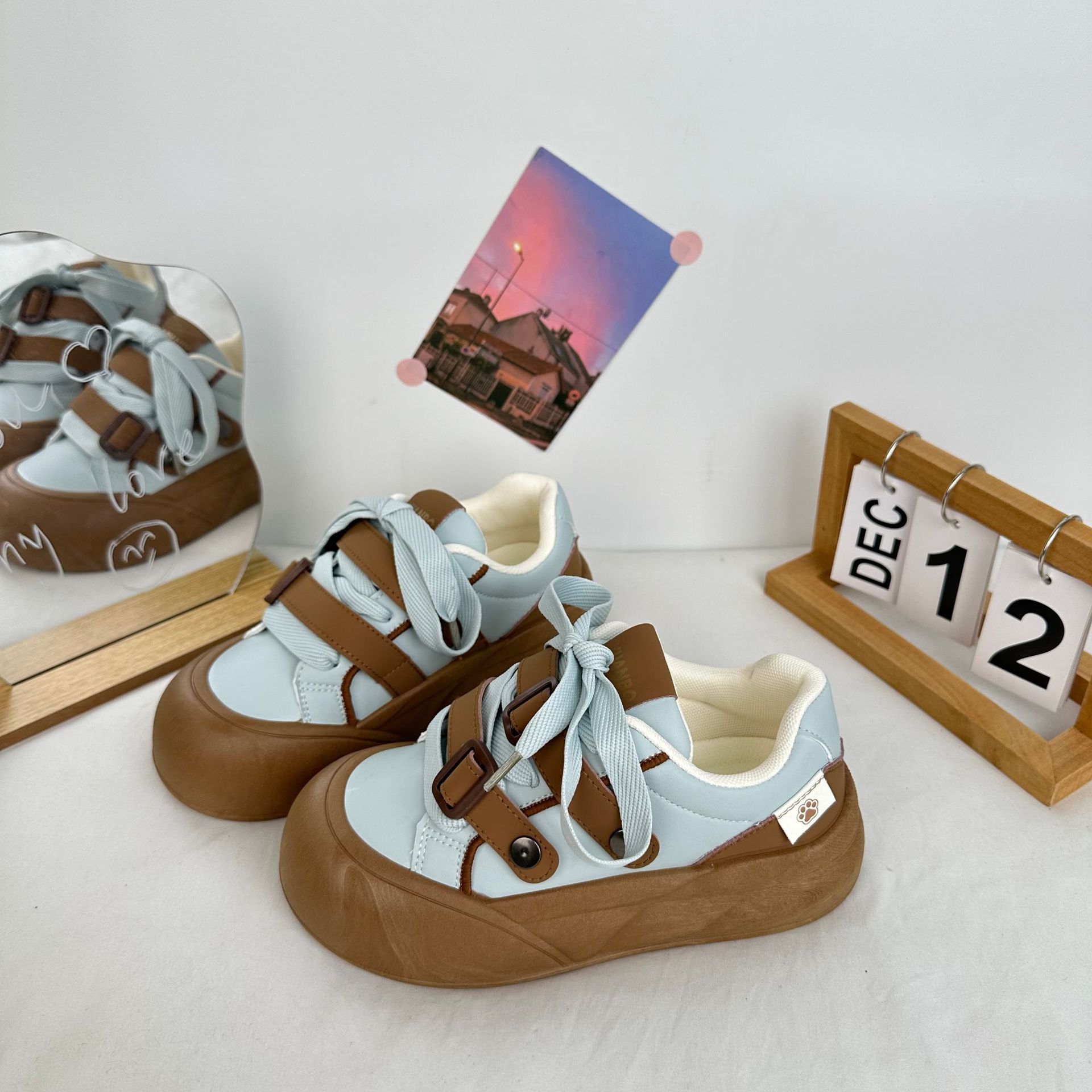 Yuanbo2024 otoño estudiantes nuevos zapatos de lona de suela gruesa para mujeres coreanas de altura universal zapatos de skate pequeños zapatos blancos