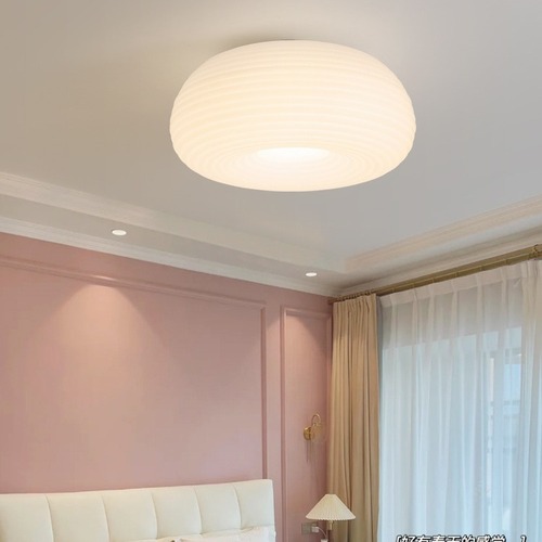 LED卧室吸顶灯现代简约艺术条纹设计款北欧极简苹果家用主卧吊灯