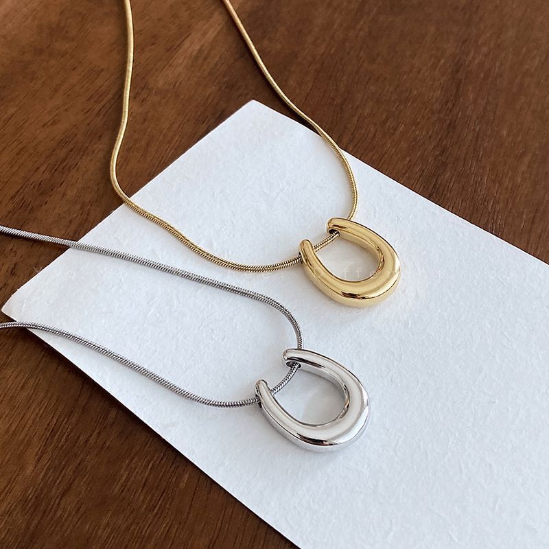 Collana a forma di U in acciaio al titanio dallo stile freddo e indifferente, design di nicchia femminile, ciondolo a ferro di cavallo, lusso leggero,_voghion.com
