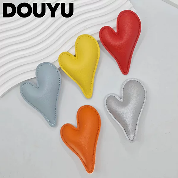 PU leather heart-shaped bag pendant with floral decoration, irregular peach heart leather pendant, Yiwu small commodity