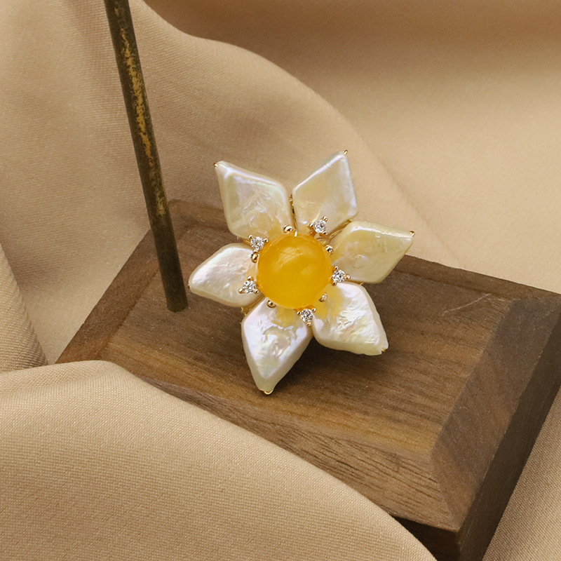 Broche de perlas naturales con borlas de bambú marino y flores, moda de alta gama, redondo y exquisito, broche de perlas estilo Chanel de alta calidad para mujer.