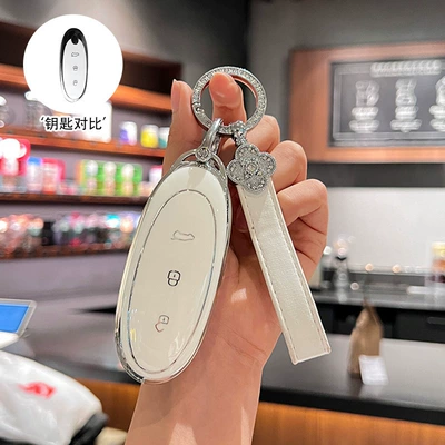 Car key bag: 01 Key Bag Nano 01 - silver-edge-white-single-shell-diamond-four-leaf-clover-rope