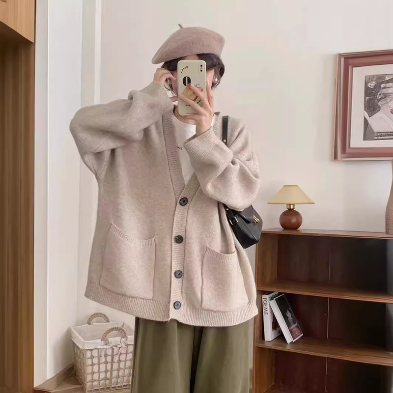 French Retro Simple Style Sweater Coat 2024 Autumn and Winter New Soft Waxy Lazy Style V-Neck Knitted Cardigan Top French Retro Simple Style Sweater Coat 2024 Autumn and Winter New Soft Waxy Lazy Style V-Neck Knitted Cardigan Top