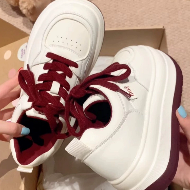 Толстая подошва с круглой головой студенческая повседневная кожаная доска обувь женская 2024 осень и зима новая корейская версия дикого кекс легкие белые туфли