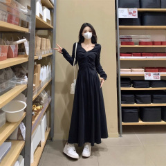 高级感赫本黑色V领长袖连衣裙女秋季新款大码收腰显瘦垂感长裙