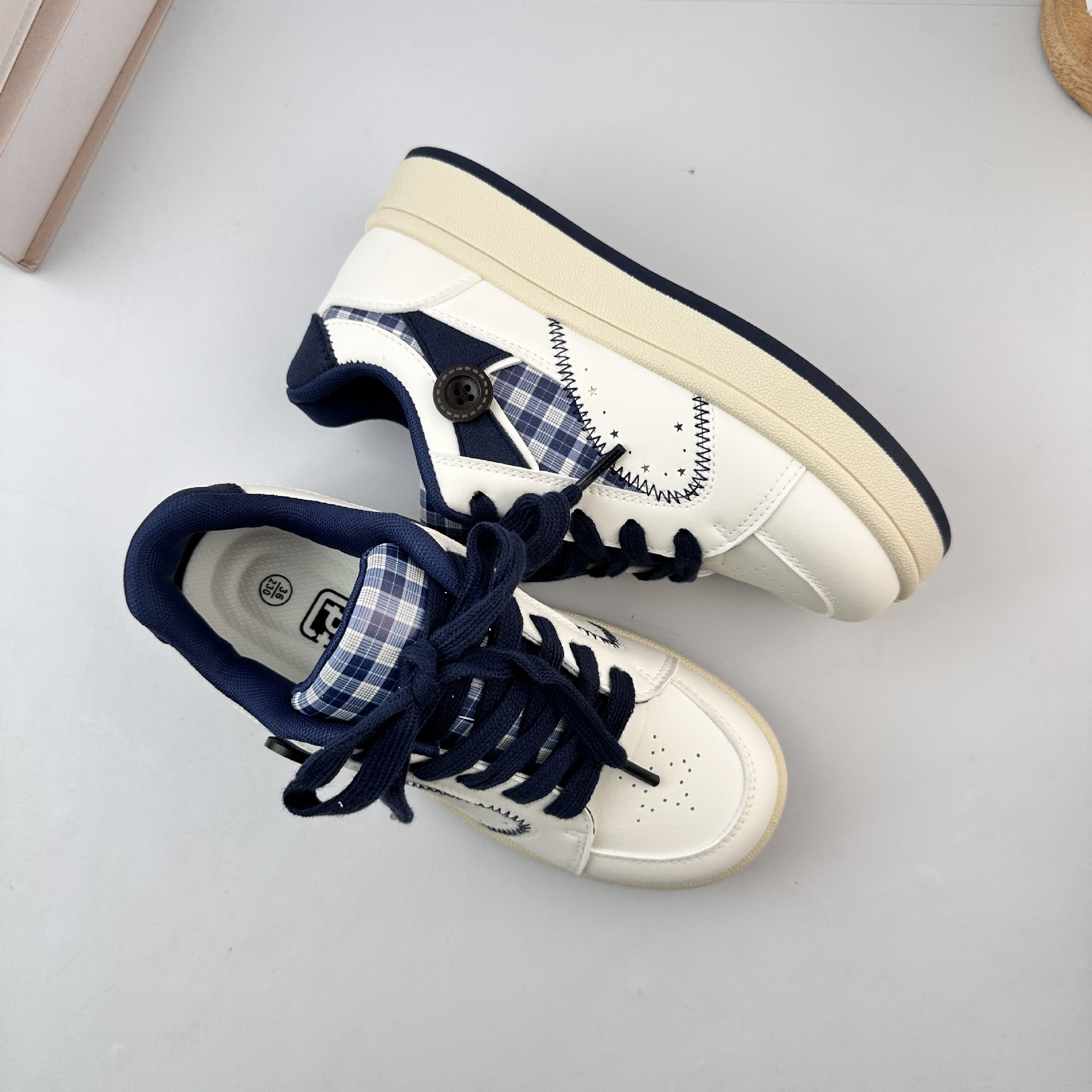 Yuanbo coreano zapatos de tablero de dopamina con suela gruesa zapatos blancos para mujeres 2025 nuevos zapatos de pan de nicho universal
