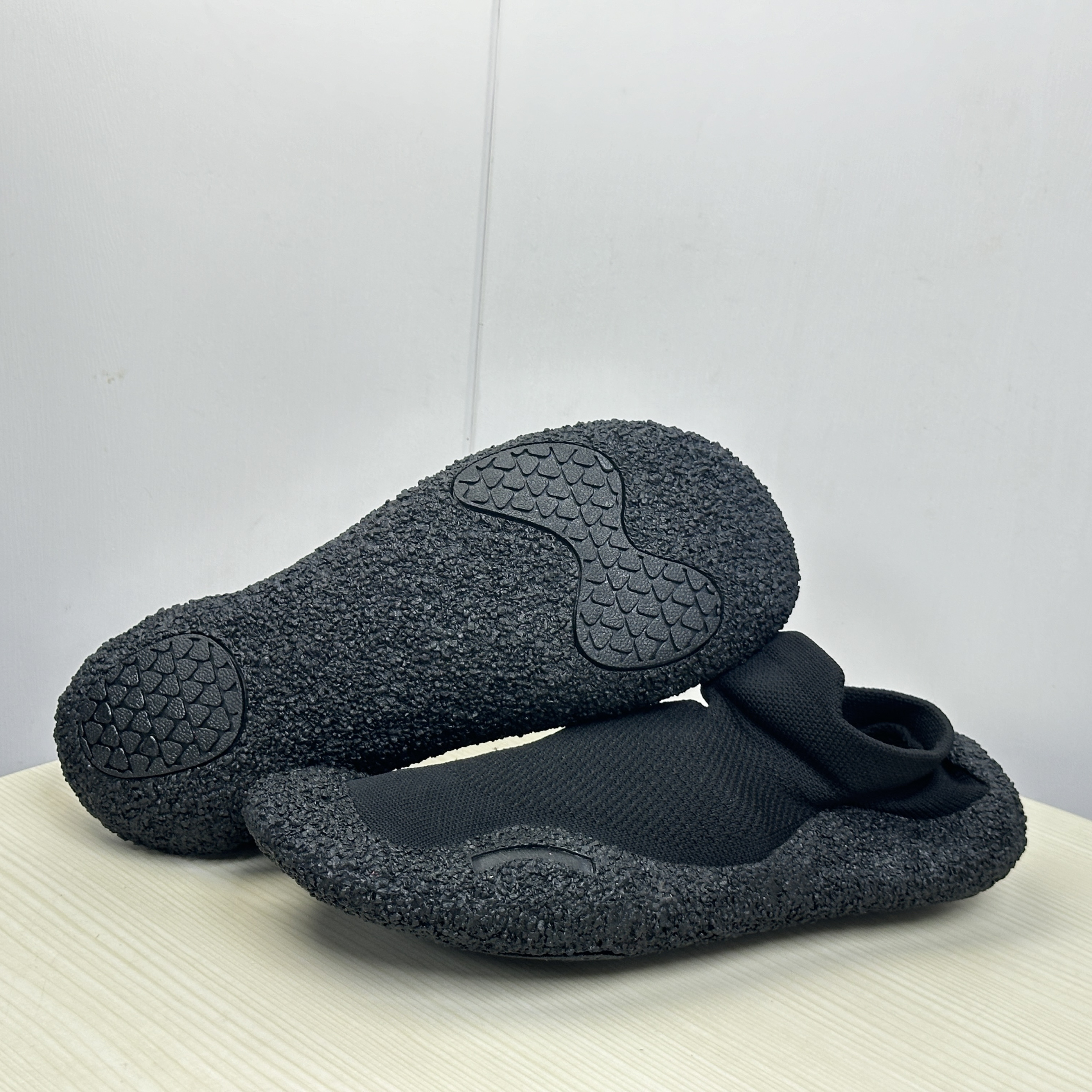 <unk> 2024 verano nuevos zapatos de playa para hombres nadar calcetines de buceo antideslizantes coreanos zapatos de snorkel para mujeres antideslizantes suela suave secado rápido