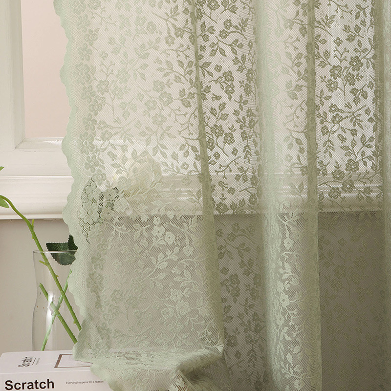 Vita spetsgardiner med blommönster för ett elegant vardagsrum_voghion.com