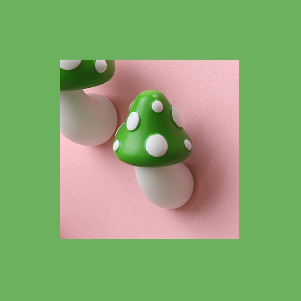 赤いキノコの3dの立体の冷蔵庫は磁石の磁気を貼って樹脂の磁気を貼ってアイデアの磁気を貼ります。|undefined