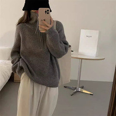 韓国系の半ファスナーのセーターの女性の秋冬の新型のピットのデザイン感のスタンドカラーの柔らかいモチとしたゆったりした外はニットの上着を着ます。