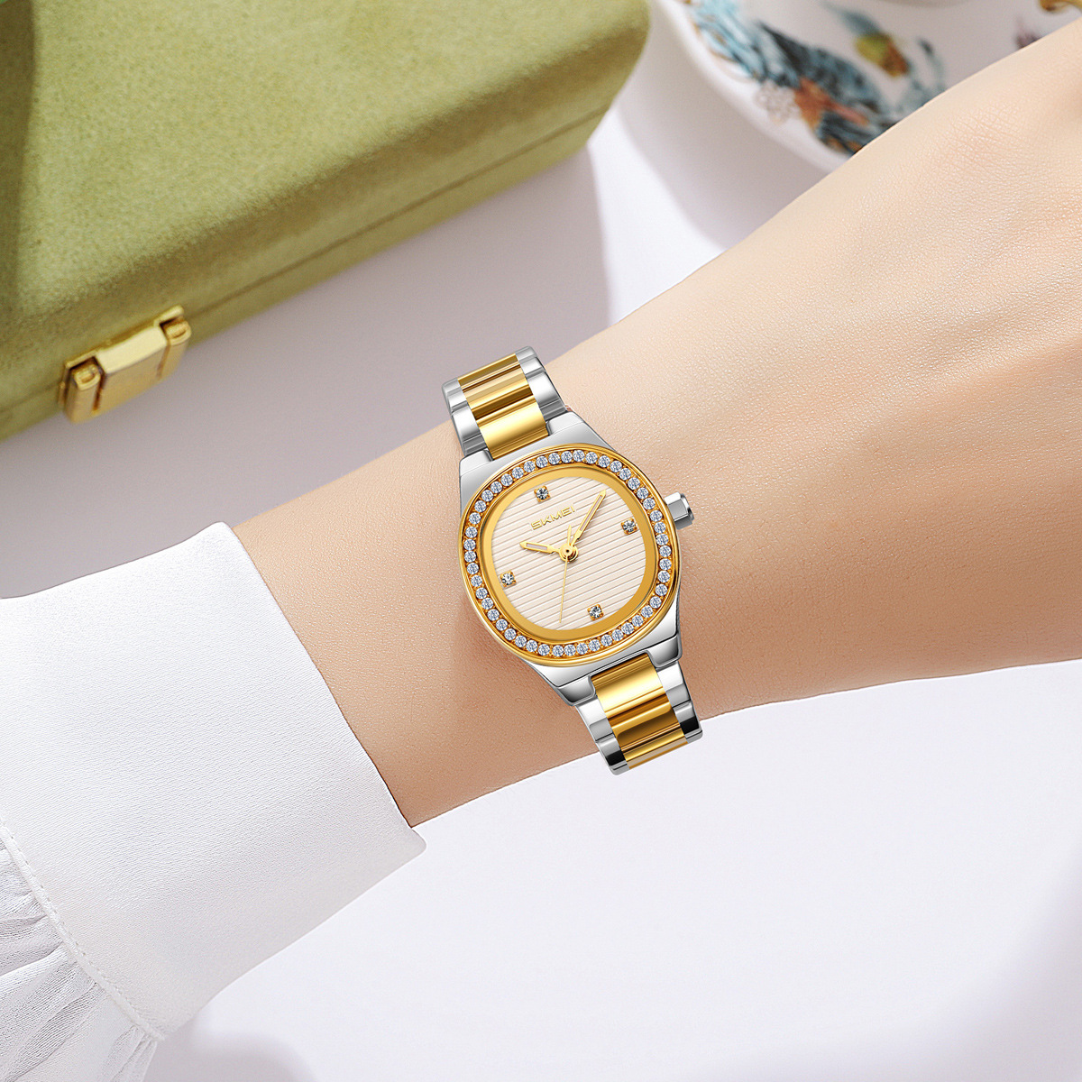 En el momento, el cinturón de acero de diamantes simple reloj de mujer retro versátil reloj de pulsera de mujer a granel de comercio exterior mezcla de lotes fábrica personalizada fuente