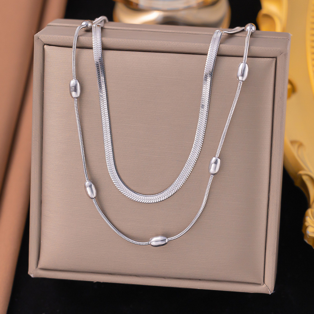 [collar de acero de titanio dorado + acero] collar de amor de nicho con cadena de clavícula avanzada en la moda de lujo ligero femenino