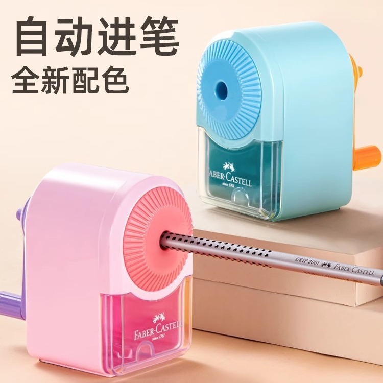 Los estudiantes alemanes de Huibaijia usan lápices de mano para cepillar lápices de plomo de color para usar sacapuntas multifuncionales para niños de escuela primaria