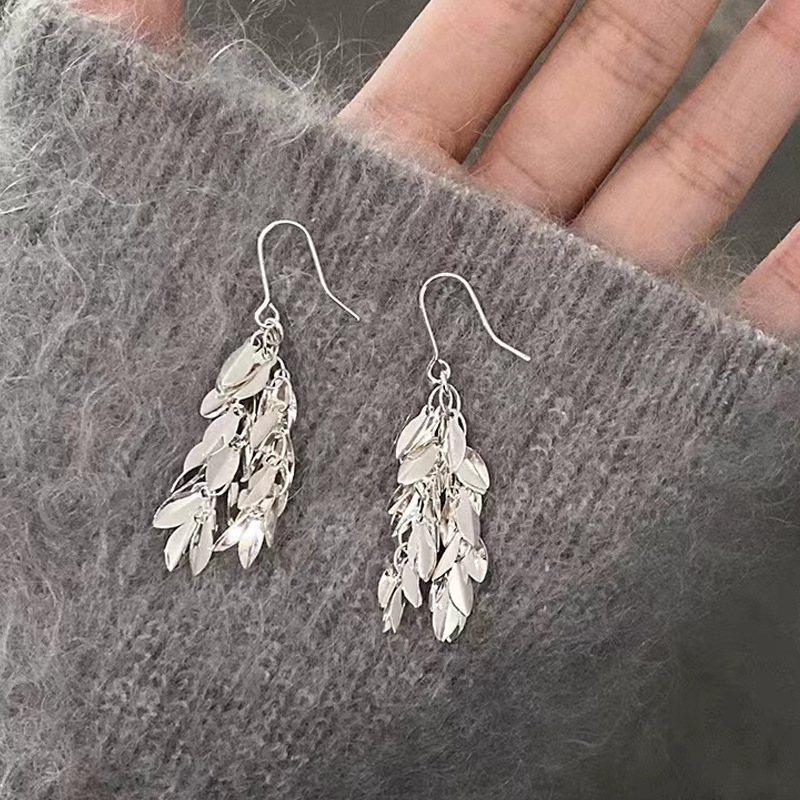 Brillante hoja de aretes