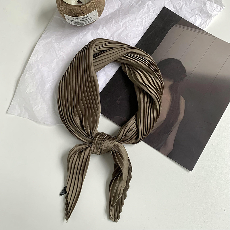 Pañuelo de seda de alta calidad nuevo estilo de color sólido arrugado bufanda de seda para mujer bufanda en forma de diamante versión coreana de la bufanda de seda de imitación pequeña bufanda en la cabeza banda para el cabello