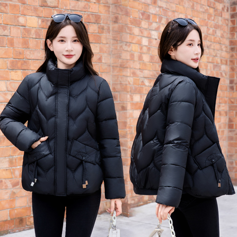 Chaqueta de algodón corta y delgada de pluma de mujer pequeña 2024 nueva explosión de moda extranjera chaqueta de algodón delgada de pluma