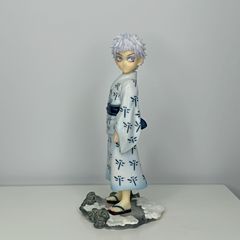 呪術の子供の頃の五条悟潮はGKの着物の五条悟の彫像の手を遊んで贈り物をします。