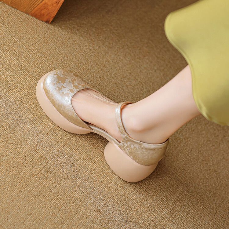 Hecho a mano 2024 nuevo verano una palabra botón sandalias de cabeza de bolsillo para mujeres con suela gruesa aumentando la altura de un solo zapato para mujeres con suela de muffin nuevo estilo chino