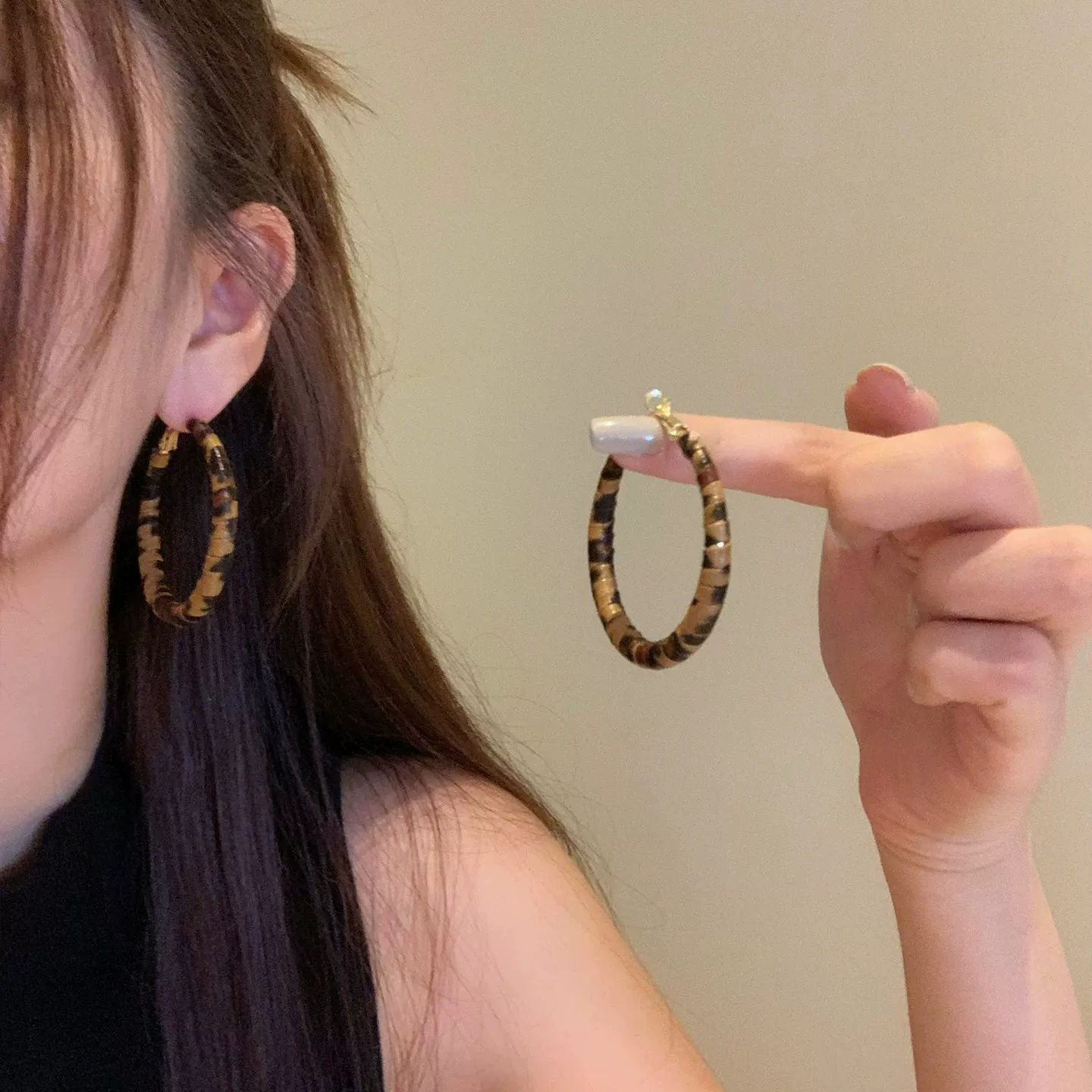 A2752 leopardo profundo 5cm - aretes de anillo de cuero de leopardo del viento de Hong Kong