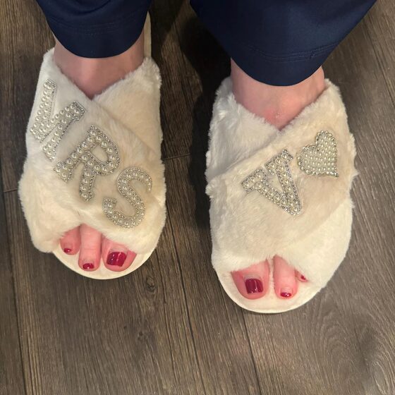 Ins cross-border ETSY pearl letter MRS plush cross strap slippers wedding party bridesmaid gift a generation of hair