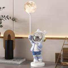 心宇宙飛行士のデスクトップ装飾品より小夜灯寝室のリビング装飾品を飾っています。
