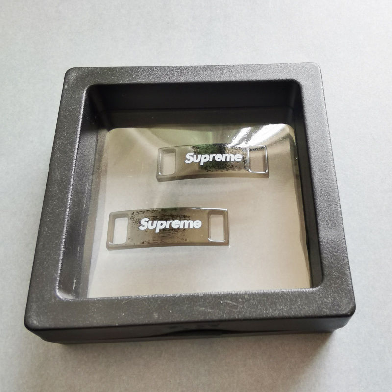 起爆空軍1号連名のファッション靴は黒い赤いデイジーの金属の靴のひもの派のカップルのアクセサリーを掛けて郵送します。