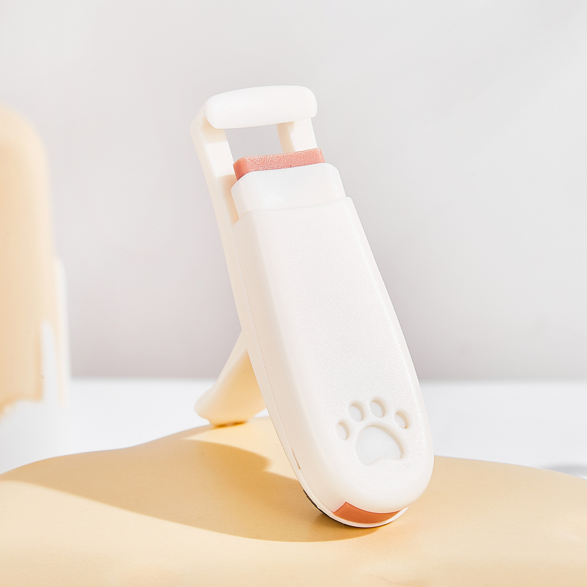 Garra de gato parcialmente blanca