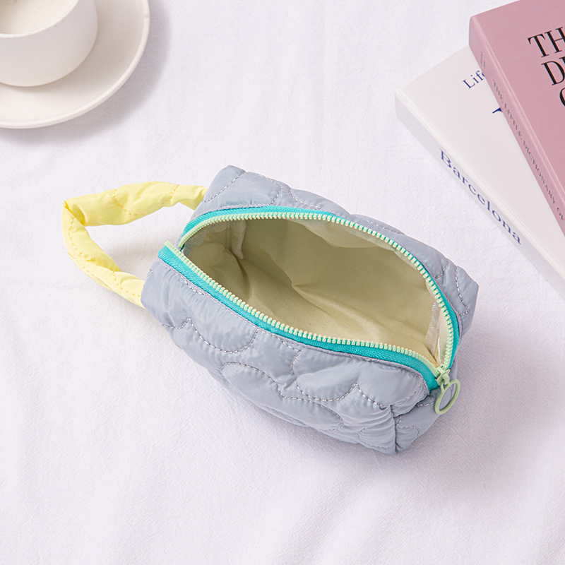 Women's Small All Seasons Nylon Cotton Flower Fashion Pillow Shape Zipper Cosmetic Bag display picture 8