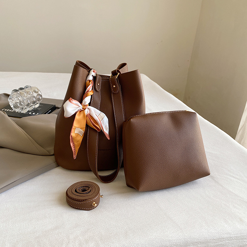 Bolso para mujeres 2024 nuevo otoño invierno alta sensación de bolso de hombro de gran capacidad de viaje bolso de cubo de agua bolso de mochila universal