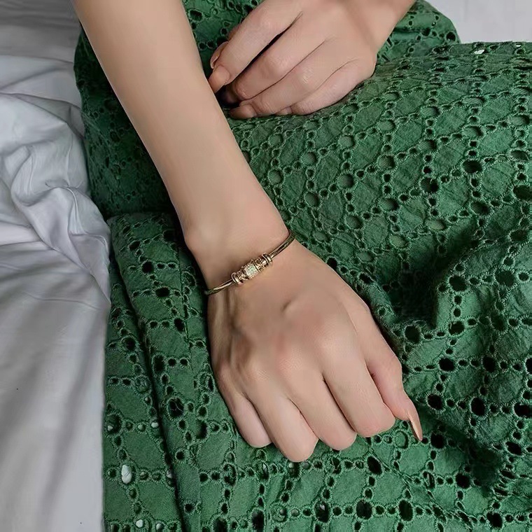 Pulsera de nicho de lujo ligero de alto grado Diseño abierto para mujer Ajustable pequeña cintura estilo frío joyería de mano de alto grado