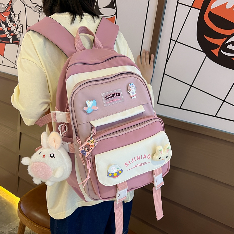 かばんの女性は背もたれを背負っています。|undefined