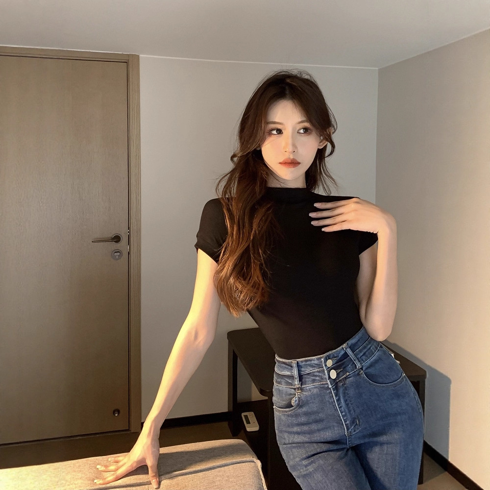 Camiseta de manga corta con cuello medio alto Pure Desire para mujer, verano 2026, ajustada, ceñida a la cintura, estilo corto, top estilo chica picante.