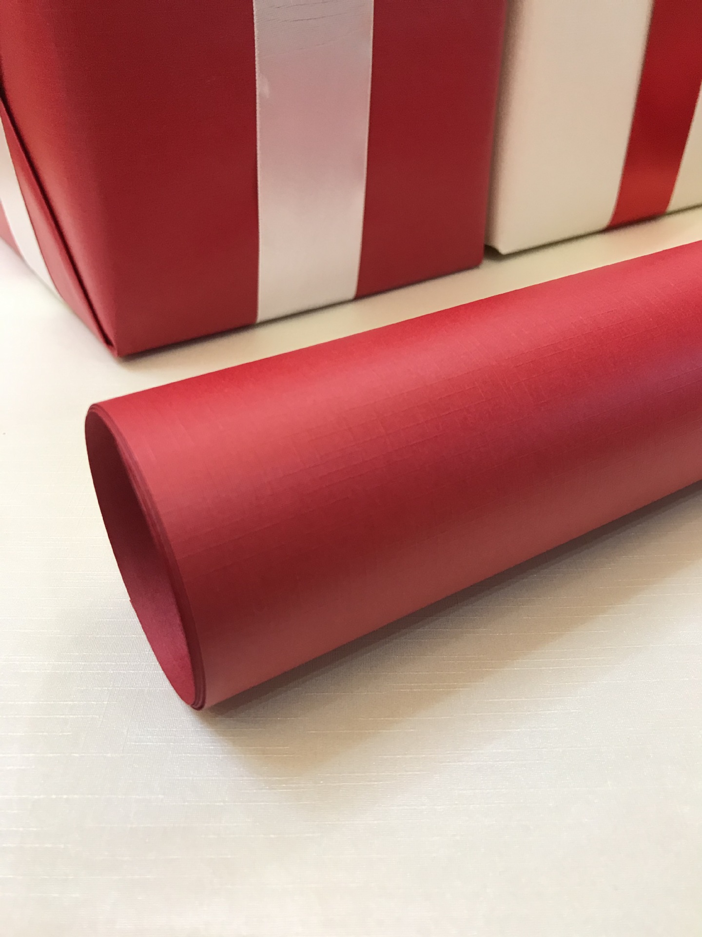 Papel perlado rojo; 70*100 cm (hojas)