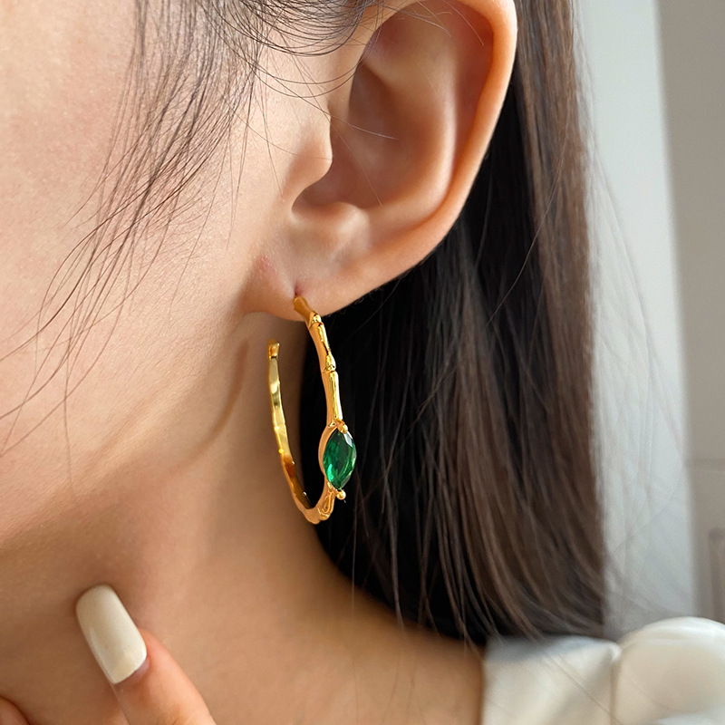 Retro geometric green design earrings with zircon