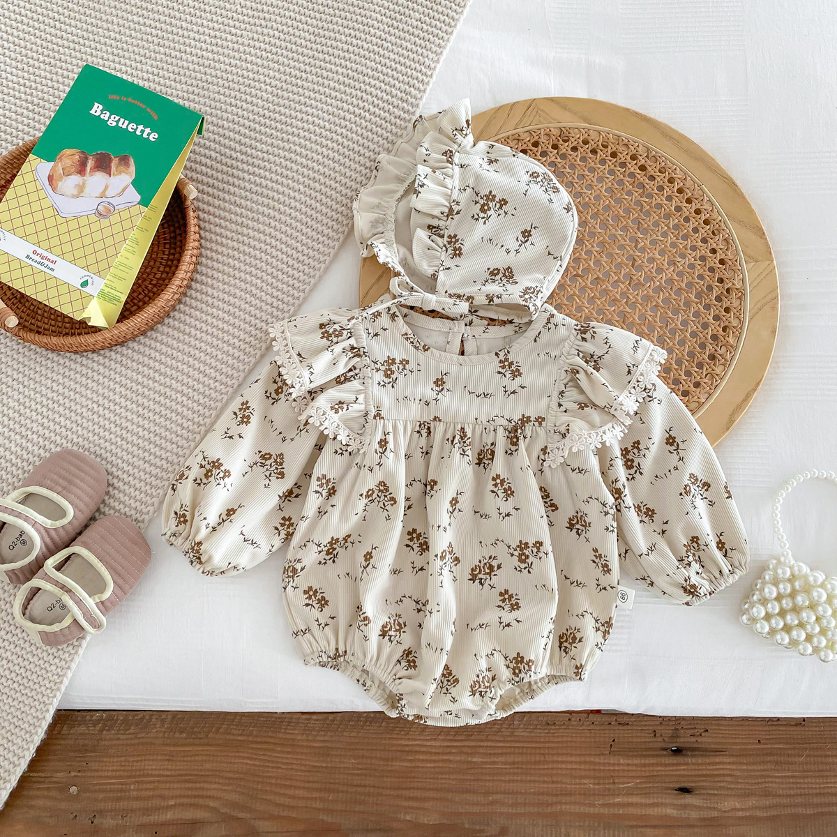 Ins coreano bebé primavera y otoño mameluco de manga larga bebé pana cuello redondo estampado floral lindo traje de escalada con capucha