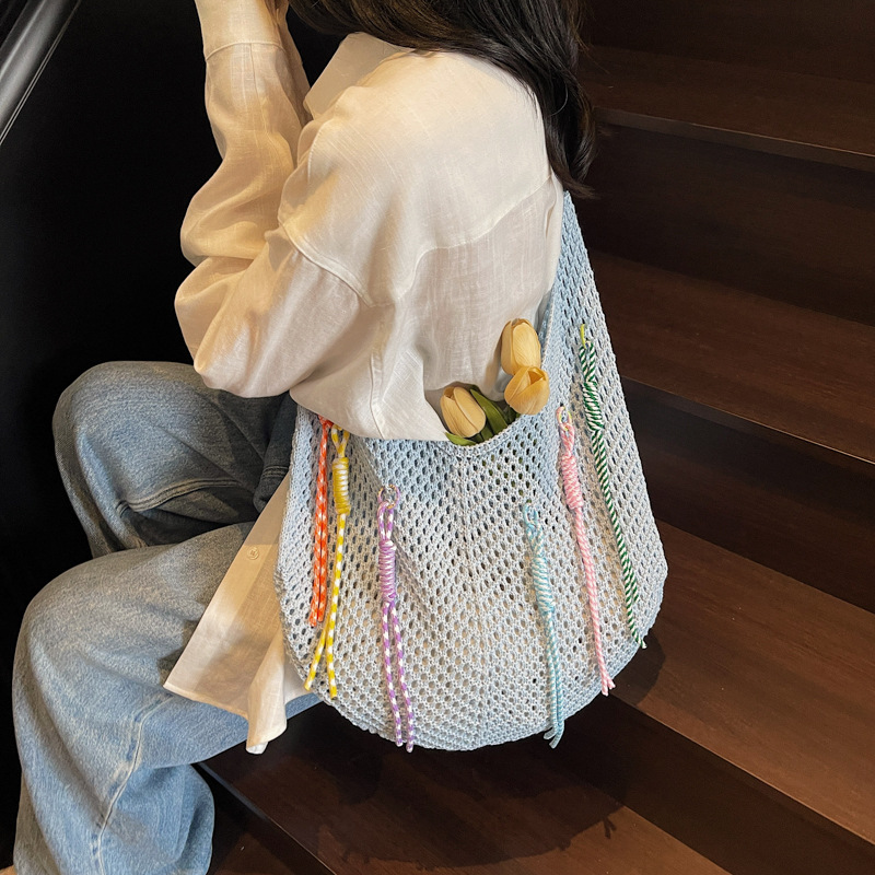 Versión coreana del bolso de nicho 2025 verano nuevo bolso de hombro de punto hueco bolso de mensajero de gran capacidad mujer