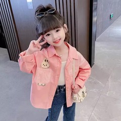 女の子の韓国版はゆったりしていて、カジュアルな上着を着ています。