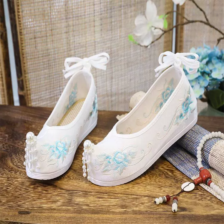 Женская обувь Hanfu, новинка 2023 года, Весенняя антикварная подходящая старинная обувь с вышивкой, женская обувь с двойным лотосом, внутренняя увеличенная женская обувь