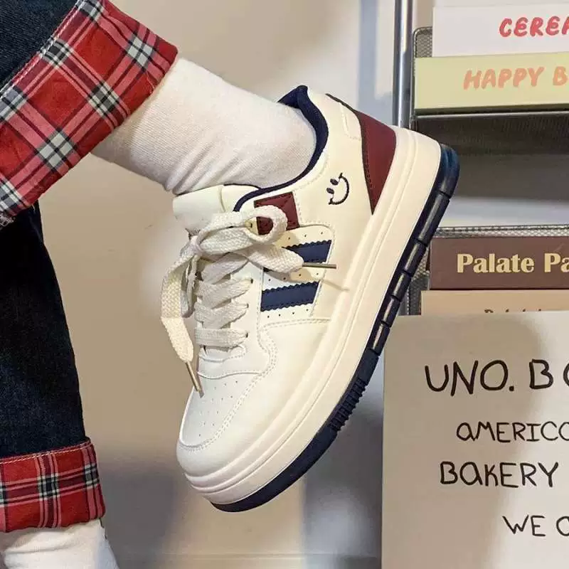 Стильные женские кроссовки весна 2025, новинка, популярная ниша, оригинальные, на толстой подошве, спортивные, из натуральной мягкой кожи, белые.