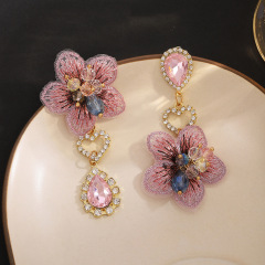 銀針の軽い豪華なレトロな刺繍レースの花のイヤリングの小さい大衆のデザイン感の非対称な愛はダイヤモンドのイヤリングの女性を入れます。
