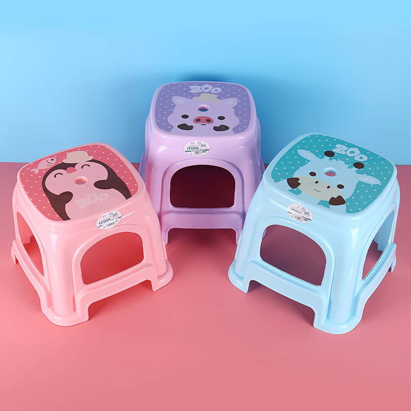 Taburete pequeño grueso de dibujos animados para niños, banco antideslizante de plástico, mesa de centro para adultos domésticos, taburete, baño de pedal, taburete bajo para bebés