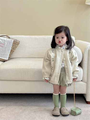 Korean children's clothing 2024 new spring girls' embroidered knitting cardigan floral top corduroy shorts
