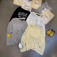 韓国の夏のファッショナブルな斜め襟フォームレタープリントレイジー長袖Tシャツ日焼け止めシャツ女性用ルーズオフショルダートップ